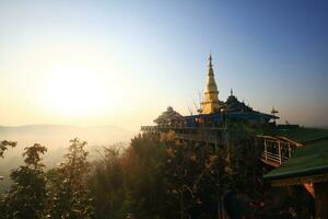 Erbe golden Tempel und Naga auf Lichtmast gelegen auf das Berg im das Nord von Thailand foto