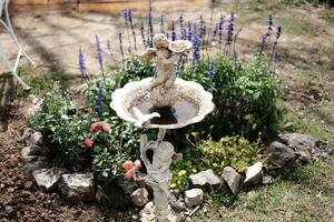 Weiß Baby und Kind Winkel Marmor Statue von römisch Garten Dekoration Brunnen foto