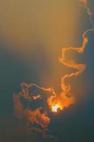 schöner Himmel mit Wolken und Sonnenstrahlen foto