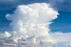 blauer Himmel mit Wolken, natürliche Himmelszusammensetzung für den Hintergrund foto