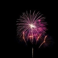 buntes Feuerwerk über einem dunklen Himmel foto