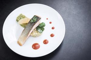 Gourmet-Lachs-Fischfilet mit Reis-Guacamole und Paprika-Sauce-Mahlzeit foto