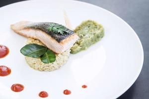 Gourmet-Lachs-Fischfilet mit Reis-Guacamole und Paprika-Sauce-Mahlzeit foto