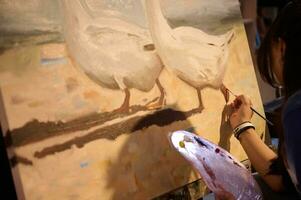 Nahansicht weiblich Künstler hält Pinsel und Palette mit Öl malt, Arbeiten auf malen, Zeichnung auf Segeltuch im Werkstatt foto