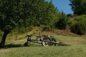 ein Änderung von das Modell- von ein alt Traktor auf Grün Gras im Sommer- Landschaft foto