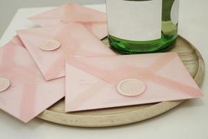 Geschenkgutscheine in einem rosa Umschlag. Hochzeitseinladung foto