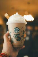 Bangkok, Thailand - - Oktober 17, 2023 Starbucks vereist Mokka mit ausgepeitscht Creme, entworfen Tasse im das 25 Jahrestag foto