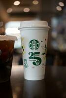 Bangkok, Thailand - - Oktober 16, 2023 ein wiederverwendbar Tasse, 25 Jubiläum, Starbucks Thailand, erhalten 1 kostenlos foto
