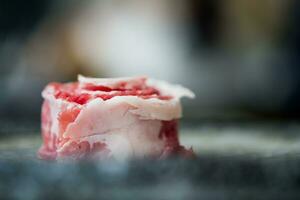 Prämie Selten Scheiben von Rindfleisch sieht aus mögen Blumen serviert zum Sukiyaki und Shabu. foto