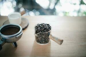 Siebträger mit manipulieren und geröstet Kaffee Bohnen im ein Glas und Szene von natürlich Licht. foto