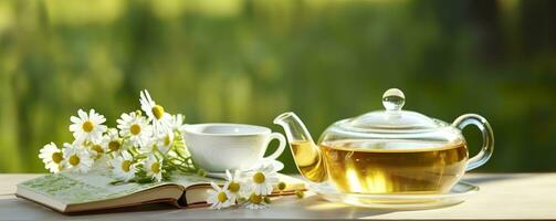 Kamille Blumen, Bücher, ein Glas Teekanne, und ein Tasse von Kräuter- Tee auf ein Tabelle Nahaufnahme. generativ ai foto