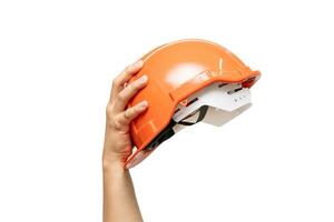 männlich Hand halten Orange schwer Hut. Sicherheit Hut oder Konstruktion Helm, isoliert auf Weiß Hintergrund. foto