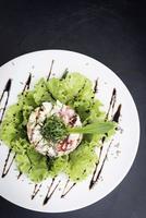 Gourmet-Garnelen-Cocktail-Salat mit Apfelsellerie und scharfer Joghurtsauce