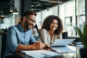 glücklich freundlich gemischtrassig Mannschaft Lachen Arbeiten zusammen beim korporativ Einweisung. generativ ai foto