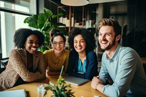 glücklich freundlich gemischtrassig Mannschaft Lachen Arbeiten zusammen beim korporativ Einweisung. generativ ai foto