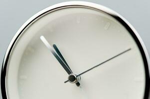 Alarm Uhr, modern Uhr, Arbeit mit Zeit, Termine, Pünktlichkeit, Regeln von Zeit, stationär Uhr Hände. das Bedeutung von Zeit und Lebensstil foto