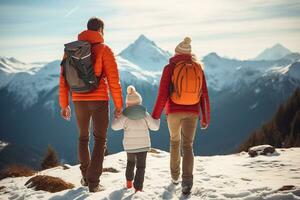 Abenteuer Familie, Vater, Mutter und Kind Wandern auf Winter hoch Gipfel Berge Startseite mit Schnee. Aussicht von das zurück. Familie Aktivität genießen zu Reise zusammen. generativ ai. foto