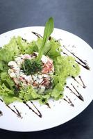 Gourmet-Fusionsküche mit Meeresfrüchten und Apfel-Sellerie-Salat mit pikanter Wasabi-Mayo