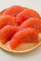 frische rote Pampelmuse oder Grapefruit foto