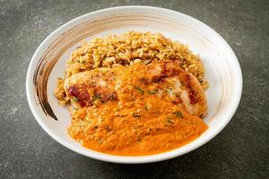 gegrilltes Hühnersteak mit roter Currysauce und Reis