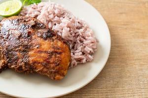 würzig gegrilltes jamaikanisches Jerk Chicken mit Reis