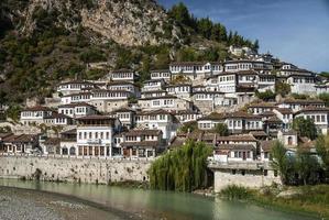 Architekturansicht im osmanischen Stil in der historischen Altstadt von Berat Albanien? foto