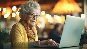 alt Oma Frau im Brille Arbeiten auf Laptop Computer im Cafe beim Tisch. generativ ai foto