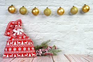 weihnachtshintergrund mit geschmücktem tannenbaum und roter geschenktüte. draufsicht, flach liegend mit kopierraum foto