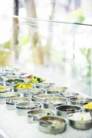 Salatbuffet Buffet mit frischem Gemüse Restaurant Anzeigedetail foto