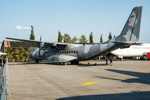 Militär- Transport Flugzeug beim Luft Base. Luft Macht Flug Betrieb. Luftfahrt und Flugzeug. Luft Verteidigung. Militär- Industrie. fliegen und fliegend. foto