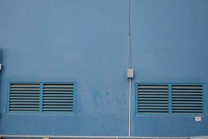 Blau Fenster Luft Belüftung auf Leistung Pflanze Gebäude. das Foto ist geeignet zu verwenden zum Architekt Inhalt Medien und Gebäude Hintergrund.