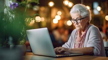 alt Oma Frau im Brille Arbeiten auf Laptop Computer im Cafe beim Tisch. generativ ai foto