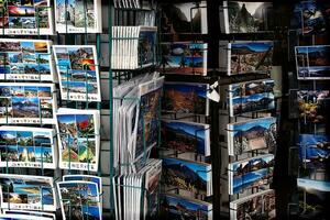 Stand mit bunt Postkarten im ein Souvenir Geschäft auf das Spanisch Insel von Tenerife foto