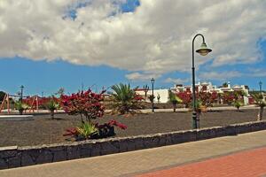 Landschaft mit das Stadt charakteristisch Weiß Gebäude von das Spanisch Insel von Lanzarote auf ein warm Sommer- Tag foto