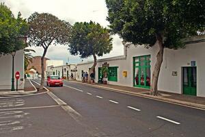 Landschaft mit das Stadt charakteristisch Weiß Gebäude von das Spanisch Insel von Lanzarote auf ein warm Sommer- Tag foto