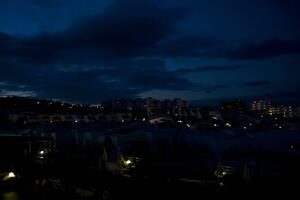 Nacht Landschaft auf das Spanisch Insel von Tenerife mit das Ozean im das Hintergrund foto