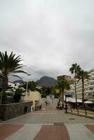 interessant Tourist Straßen im das Süd von das Kanarienvogel Insel von Tenerife im Spanien auf ein warm Sommer- Tag foto