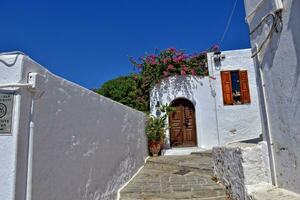 Landschaft von das historisch Stadt von Lindos auf das griechisch Insel von Rhodos mit Weiß alt Mietshaus Häuser foto