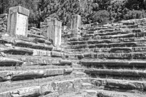 alt Ruinen von das uralt Tempel von Athena im priene im Truthahn auf ein heiß Sommer- Tag foto