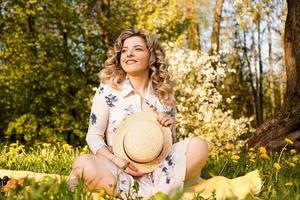 schöne Frau, Wochenende für einen Picknick-Spaziergang foto