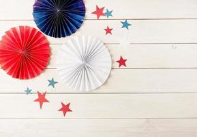 Dekorationen für den 4. Juli, Unabhängigkeitstag USA. Papierfächer und Sterne foto