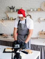 Koch kocht Dessert und macht Video für Vlog foto