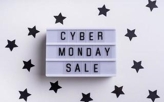 Cyber-Montag-Verkaufswörter auf Leuchtkasten mit Konfetti-Draufsicht foto