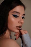 Schönheitsporträt mit professionellem blauem Make-up. Modeporträt foto