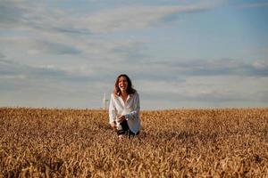 Frau läuft an einem Sommertag in einem Weizenfeld. Glück und Freude Konzept foto
