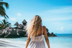 blond Frau im Weiß Kleid auf das Strand beim Seychellen, Rückseite Aussicht von ein jung schön Frau haben Spaß auf tropisch Strand, ai generiert foto