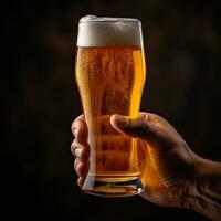 ai generiert Hand halten ein Glas von Bier foto