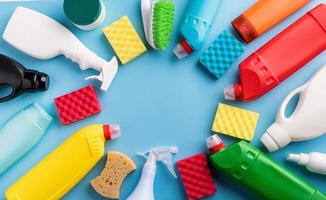 Sammlung verschiedener Sanitärflaschen und Reinigungsutensilien foto