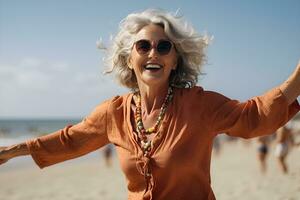 glücklich reifen Frau beim das Strand, natürlich Lebensstil, genießen das sonnig Wetter, generativ ai foto