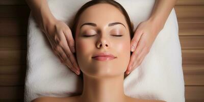 jung schön Frau im Spa Salon bekommen Gesichts- Massage. Spa Behandlung Konzept. ai generiert. foto